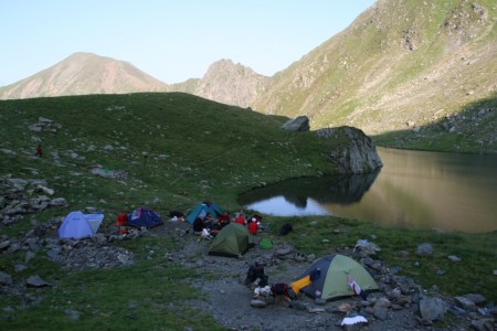 PRI JAZERE LAC AVRIG....POHODA PRI POLIEVKACH, CESTOVINÁCH A ROŽOVKE